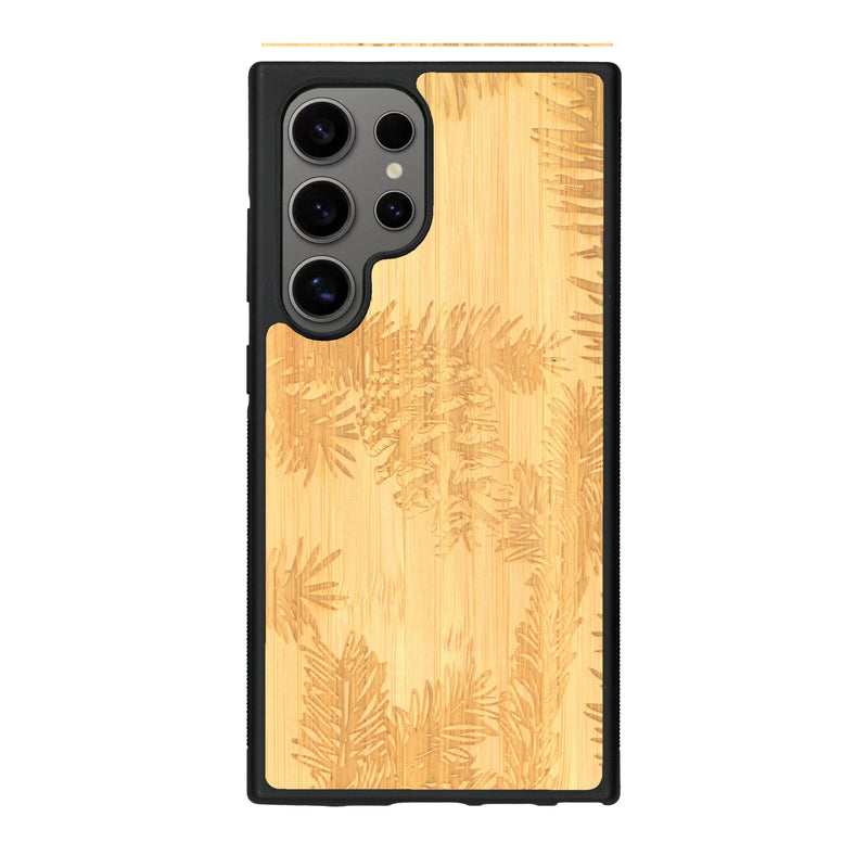 Coque de protection en bois véritable fabriquée en France pour Samsung S24 Ultra sur le thème de la nature des arbres avec un motif de gravure représentant des épines de sapin et des pommes de pin