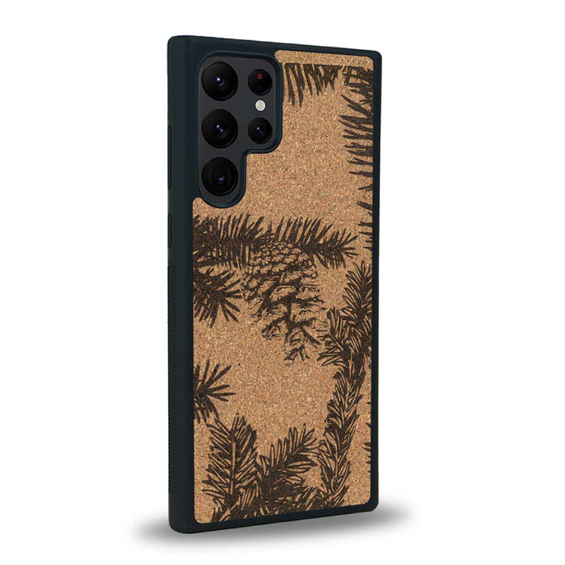 Coque de protection en bois véritable fabriquée en France pour Samsung S24 Ultra sur le thème de la nature des arbres avec un motif de gravure représentant des épines de sapin et des pommes de pin