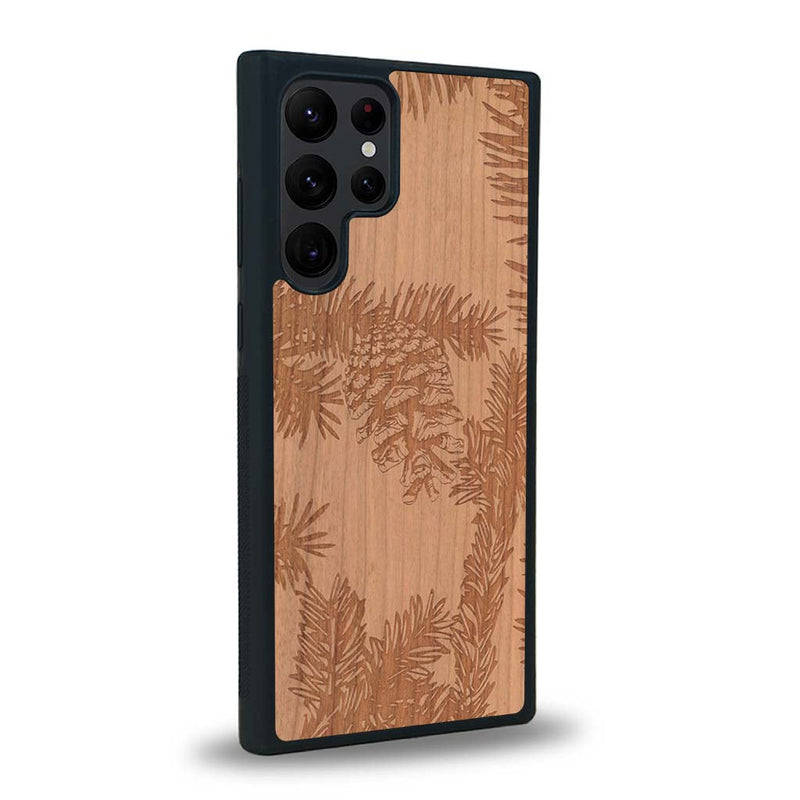 Coque de protection en bois véritable fabriquée en France pour Samsung S24 Ultra sur le thème de la nature des arbres avec un motif de gravure représentant des épines de sapin et des pommes de pin