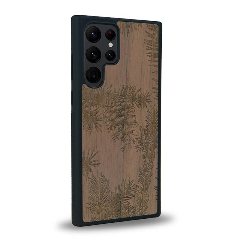 Coque de protection en bois véritable fabriquée en France pour Samsung S24 Ultra sur le thème de la nature des arbres avec un motif de gravure représentant des épines de sapin et des pommes de pin