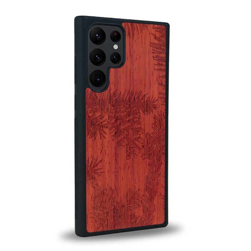 Coque de protection en bois véritable fabriquée en France pour Samsung S24 Ultra sur le thème de la nature des arbres avec un motif de gravure représentant des épines de sapin et des pommes de pin