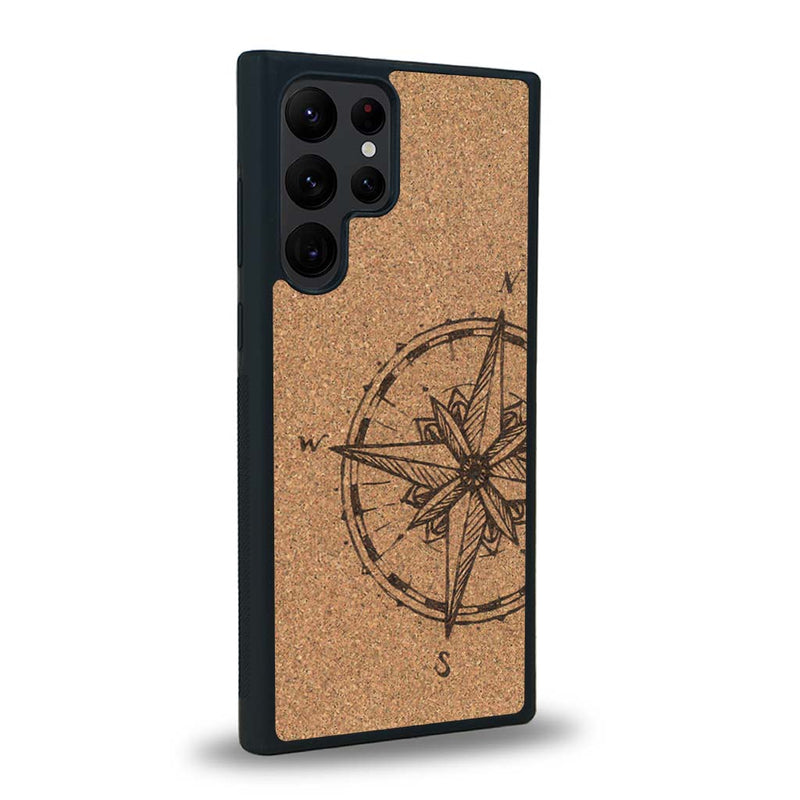 Coque de protection en bois véritable fabriquée en France pour Samsung S24 Ultra avec une gravure "rose des vents" sur le thème nautique et de l'océan qui s'inspire des boussoles de pirate