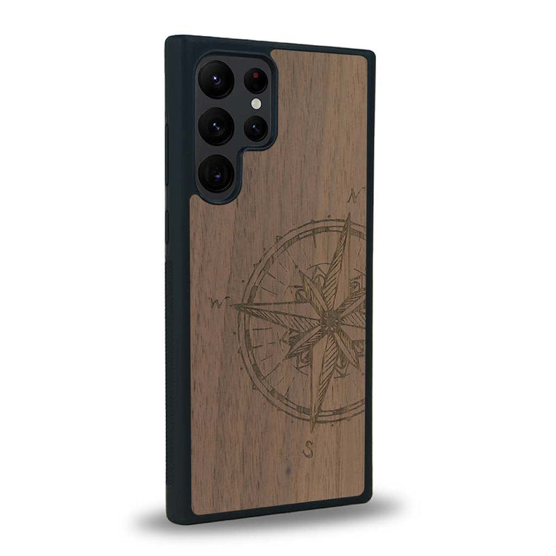 Coque de protection en bois véritable fabriquée en France pour Samsung S24 Ultra avec une gravure "rose des vents" sur le thème nautique et de l'océan qui s'inspire des boussoles de pirate