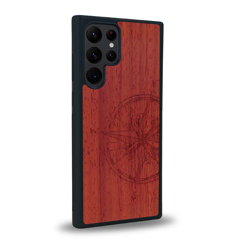 Coque de protection en bois véritable fabriquée en France pour Samsung S24 Ultra avec une gravure "rose des vents" sur le thème nautique et de l'océan qui s'inspire des boussoles de pirate