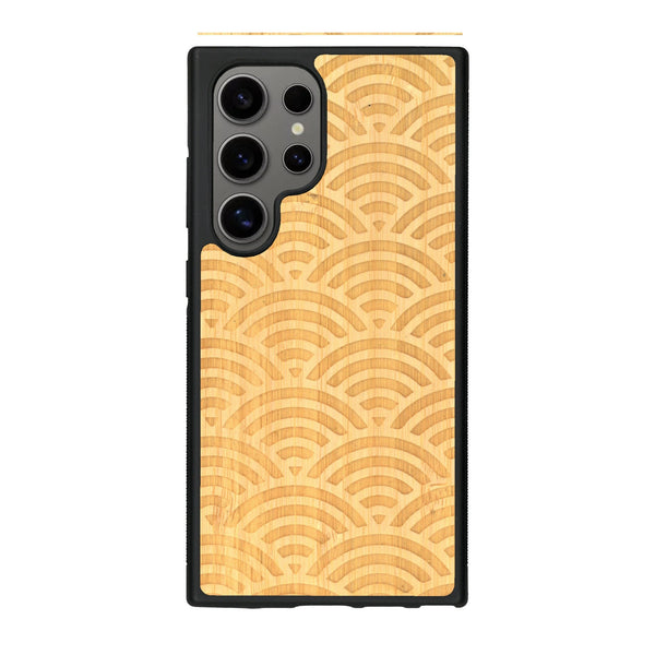 Coque de protection en bois véritable fabriquée en France pour Samsung S24 Ultra baptisée "La Sinjak" avec un motif de gravure abstrait représentant la répétition d'un symbole wifi