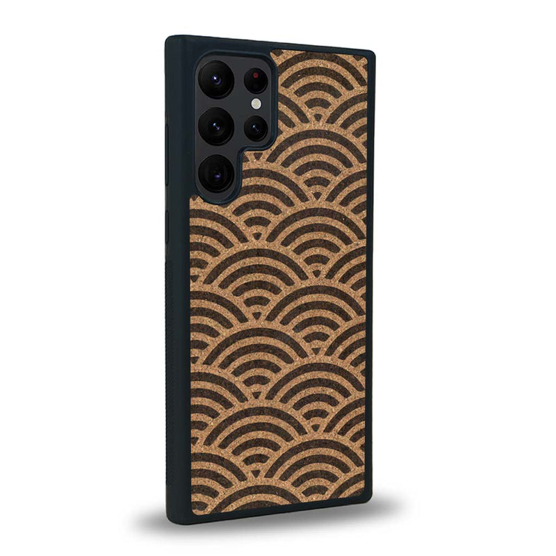 Coque de protection en bois véritable fabriquée en France pour Samsung S24 Ultra baptisée "La Sinjak" avec un motif de gravure abstrait représentant la répétition d'un symbole wifi