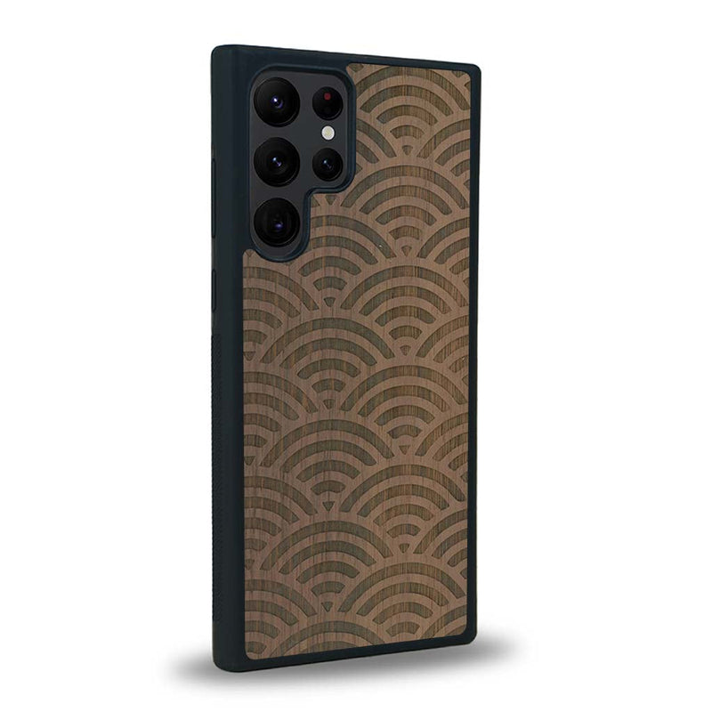 Coque de protection en bois véritable fabriquée en France pour Samsung S24 Ultra baptisée "La Sinjak" avec un motif de gravure abstrait représentant la répétition d'un symbole wifi