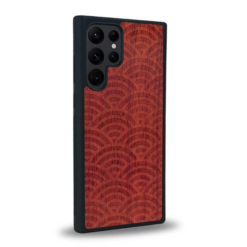 Coque de protection en bois véritable fabriquée en France pour Samsung S24 Ultra baptisée "La Sinjak" avec un motif de gravure abstrait représentant la répétition d'un symbole wifi