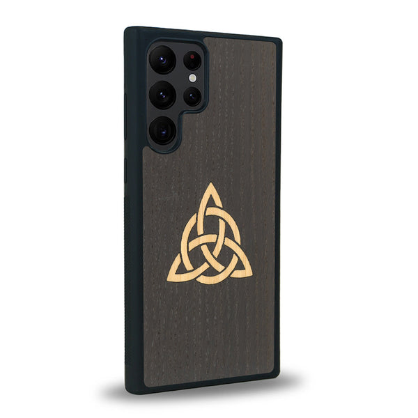 Coque de protection en bois véritable fabriquée en France pour Samsung S24 Ultra alliant du chêne fumé et du bambou représentant une triquetra