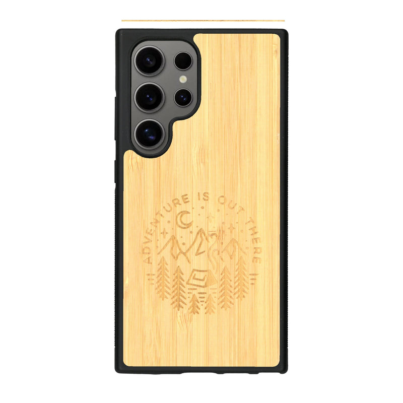 Coque de protection en bois véritable fabriquée en France pour Samsung S24 Ultra sur le thème du camping en pleine nature et du bivouac avec la phrase "Aventure is out there"