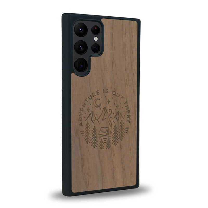 Coque de protection en bois véritable fabriquée en France pour Samsung S24 Ultra sur le thème du camping en pleine nature et du bivouac avec la phrase "Aventure is out there"