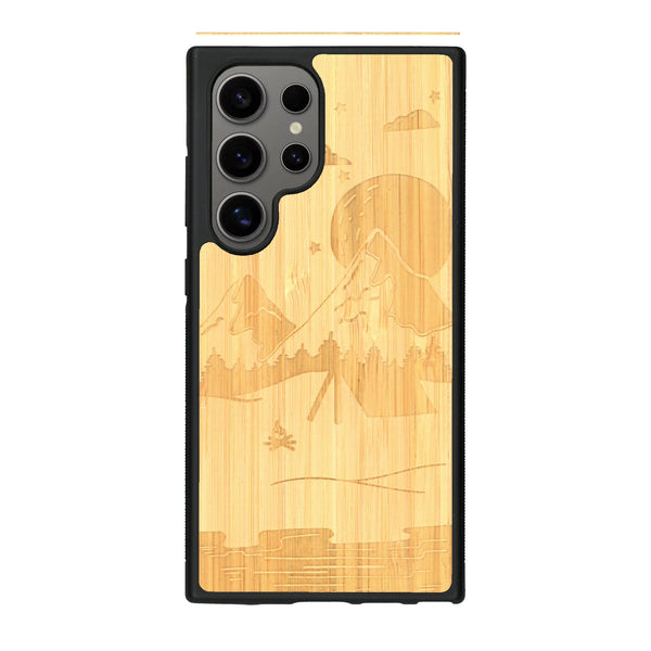 Coque de protection en bois véritable fabriquée en France pour Samsung S24 Ultra sur le thème du camping en pleine nature représentant une tente avec un feu de camp entouré de montagnes