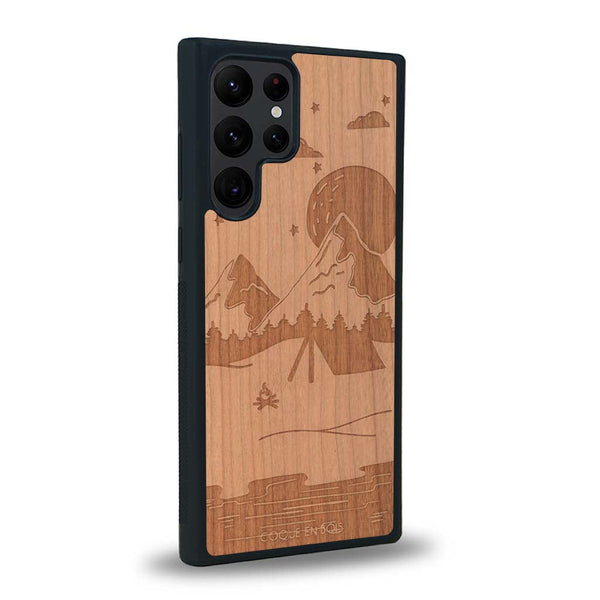 Coque de protection en bois véritable fabriquée en France pour Samsung S24 Ultra sur le thème du camping en pleine nature représentant une tente avec un feu de camp entouré de montagnes