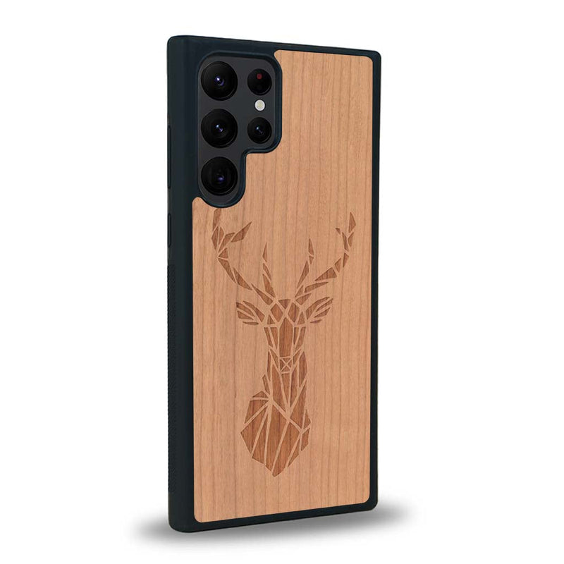 Coque de protection en bois véritable fabriquée en France pour Samsung S24 Ultra sur le thème de la nature et des animaux représentant une tête de cerf gométrique avec un design moderne et minimaliste