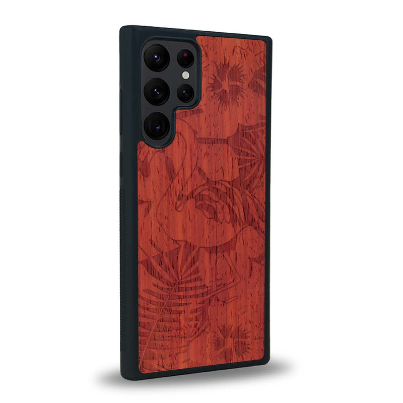 Coque de protection en bois véritable fabriquée en France pour Samsung S24 Ultra sur le thème de la nature et des animaux représentant un flamant rose entre des fougères