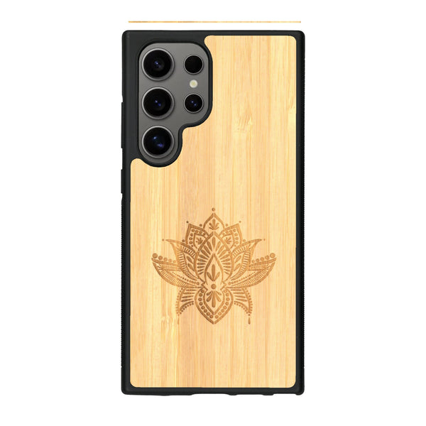 Coque de protection en bois véritable fabriquée en France pour Samsung S24 Ultra sur le thème de la nature et du yoga avec une gravure zen représentant une fleur de lotus