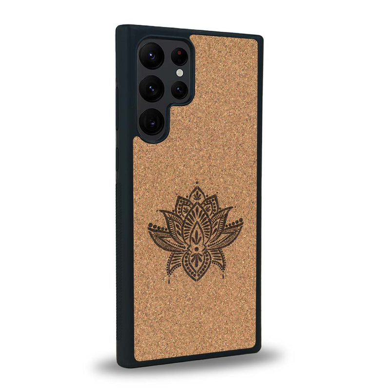 Coque de protection en bois véritable fabriquée en France pour Samsung S24 Ultra sur le thème de la nature et du yoga avec une gravure zen représentant une fleur de lotus