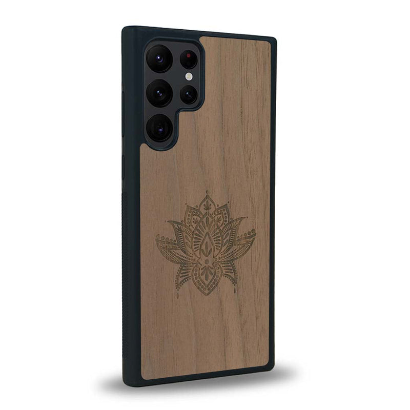 Coque de protection en bois véritable fabriquée en France pour Samsung S24 Ultra sur le thème de la nature et du yoga avec une gravure zen représentant une fleur de lotus