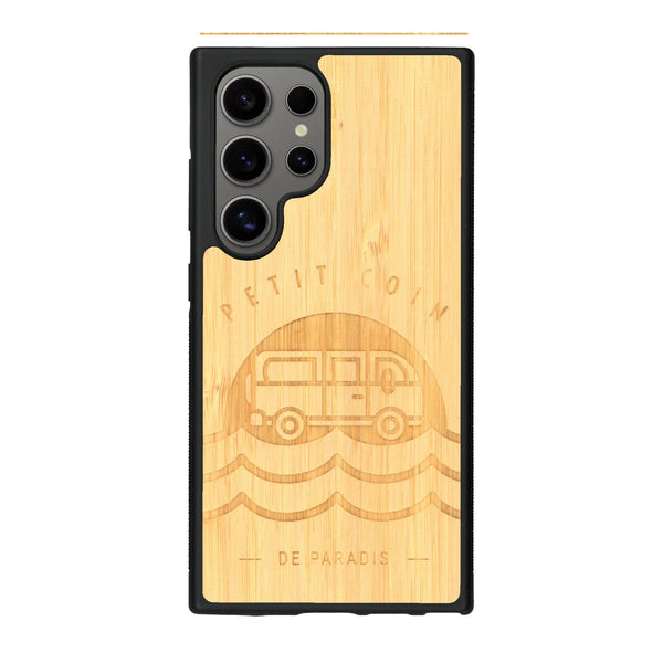 Coque de protection en bois véritable fabriquée en France pour Samsung S24 Ultra sur le thème des voyages en vans, vanlife et chill avec une gravure représentant un van vw combi devant le soleil couchant sur une plage avec des vagues