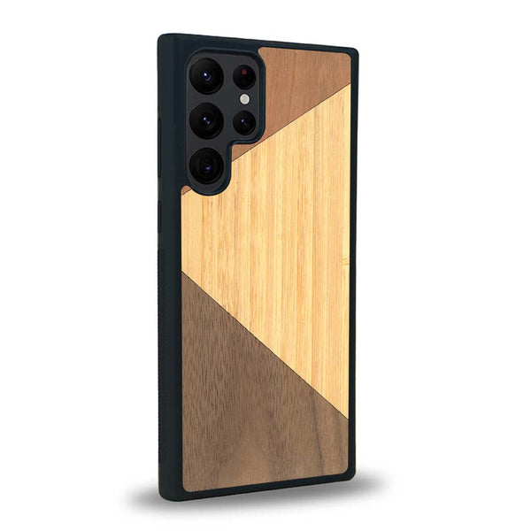 Coque de protection en bois véritable fabriquée en France pour Samsung S24 Ultra alliant du merisier, du noyer et du bambou formant chacun deux triangles et un trapèze avec deux jointures en diagonale sur le thème de l'art abstrait