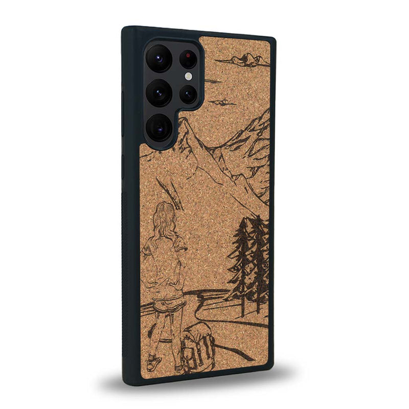 Coque de protection en bois véritable fabriquée en France pour Samsung S24 Ultra sur le thème de la randonnée en montagne et de l'aventure avec une gravure représentant une femme de dos face à un paysage de nature