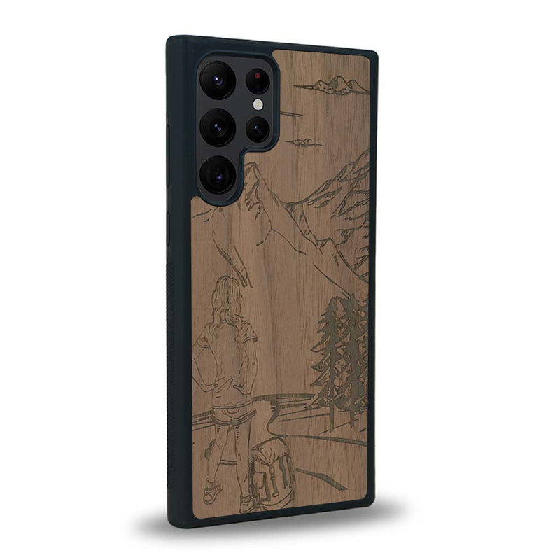 Coque de protection en bois véritable fabriquée en France pour Samsung S24 Ultra sur le thème de la randonnée en montagne et de l'aventure avec une gravure représentant une femme de dos face à un paysage de nature