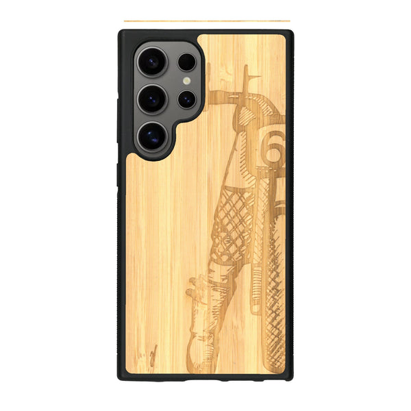 Coque de protection en bois véritable fabriquée en France pour Samsung S24 Ultra représentant une vue de face d'une femme sur une moto vintage dessinée à la main par l'artiste Maud Dabs