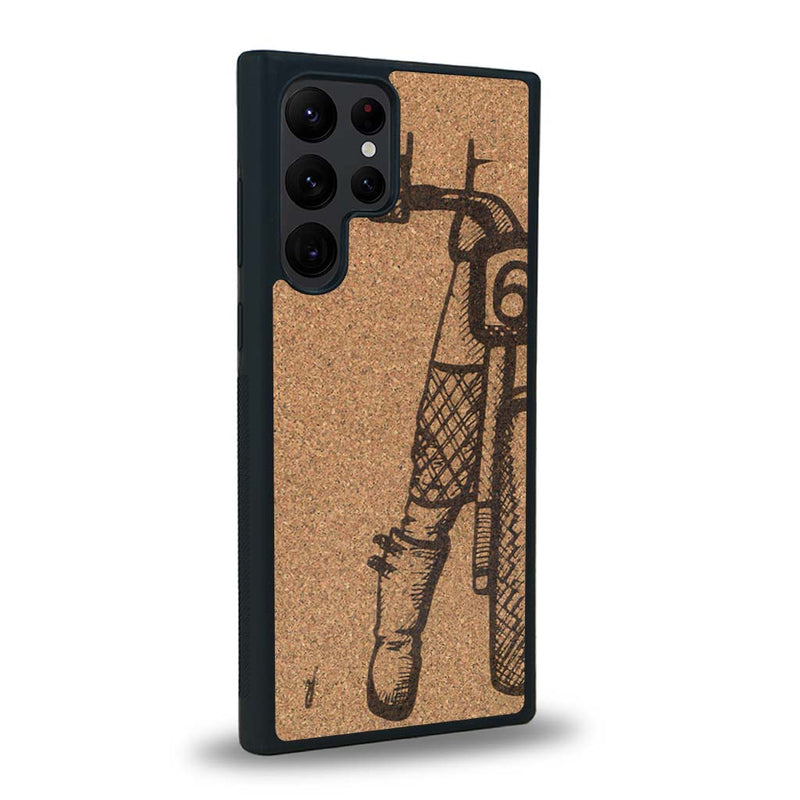 Coque de protection en bois véritable fabriquée en France pour Samsung S24 Ultra représentant une vue de face d'une femme sur une moto vintage dessinée à la main par l'artiste Maud Dabs