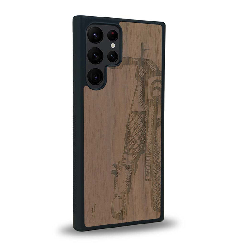 Coque de protection en bois véritable fabriquée en France pour Samsung S24 Ultra représentant une vue de face d'une femme sur une moto vintage dessinée à la main par l'artiste Maud Dabs