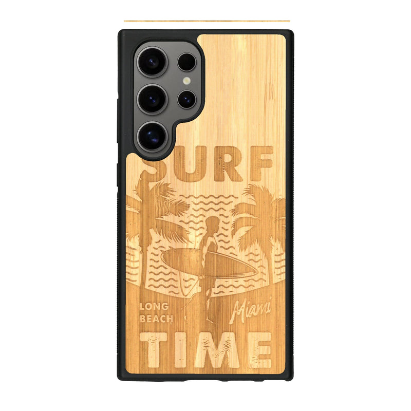 Coque de protection en bois véritable fabriquée en France pour Samsung S24 Ultra sur le thème chill avec un motif représentant une silouhette tenant une planche de surf sur une plage entouré de palmiers et les mots "Surf Time Long Beach Miami"