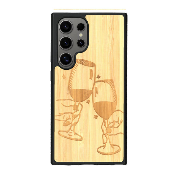 Coque de protection en bois véritable fabriquée en France pour Samsung S24 Ultra représentant une vue de face d'une flute de champagne dessinée à la main par l'artiste Maud Dabs