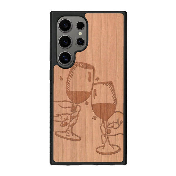 Coque de protection en bois véritable fabriquée en France pour Samsung S24 Ultra représentant une vue de face d'une flute de champagne dessinée à la main par l'artiste Maud Dabs