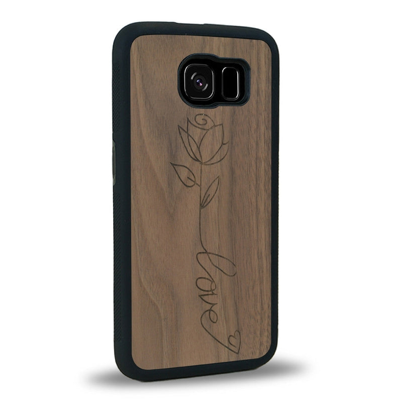 Coque de protection en bois véritable fabriquée en France pour Samsung S6 sur le thème de la fête des mères avec un motif représentant une fleur dont la tige forme le mot "love"