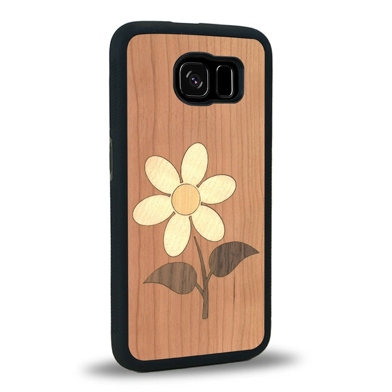 Coque de protection en bois véritable fabriquée en France pour Samsung S6 alliant plusieurs essences de bois pour représenter une marguerite