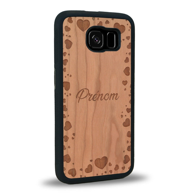 Coque de protection en bois véritable fabriquée en France pour Samsung S6E sur le thème de la fête des mères avec un motif représentant des coeurs et des feuilles