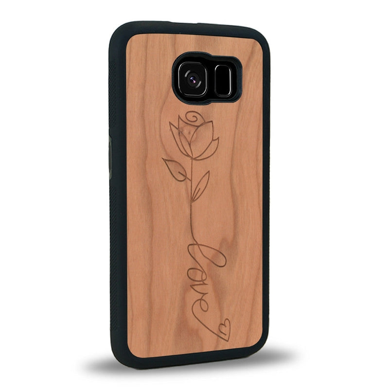 Coque de protection en bois véritable fabriquée en France pour Samsung S7 sur le thème de la fête des mères avec un motif représentant une fleur dont la tige forme le mot "love"