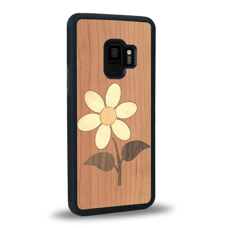 Coque de protection en bois véritable fabriquée en France pour Samsung S9 alliant plusieurs essences de bois pour représenter une marguerite