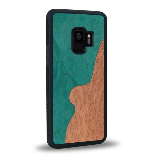 Coque de protection en bois véritable fabriquée en France pour Samsung S9+ alliant plusieurs essences de bois pour représenter une plage paradisiaque