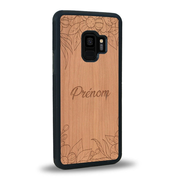 Coque de protection en bois véritable fabriquée en France pour Samsung S9+ sur le thème de la fête des mères avec un motif représentant des fleurs et des feuilles