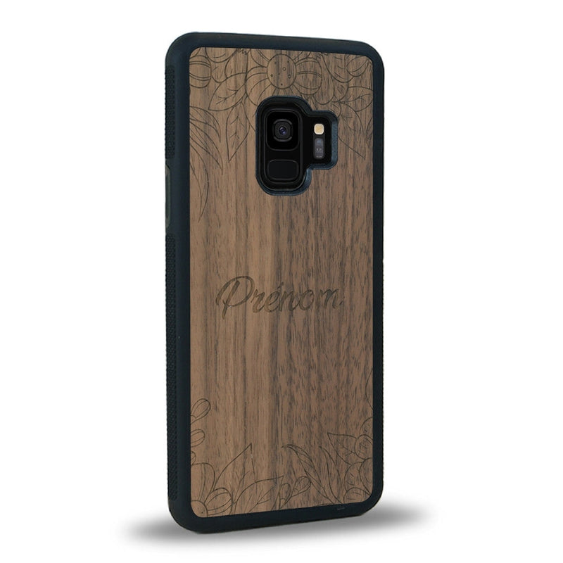 Coque de protection en bois véritable fabriquée en France pour Samsung S9+ sur le thème de la fête des mères avec un motif représentant des fleurs et des feuilles