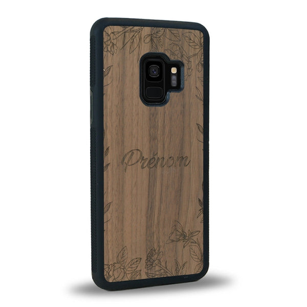 Coque de protection en bois véritable fabriquée en France pour Samsung S9+ sur le thème de la fête des mères avec un motif représentant des fleurs et des feuilles