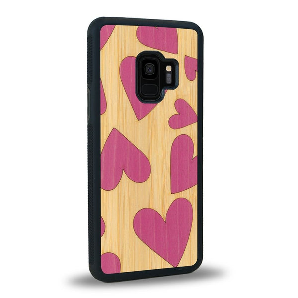 Coque de protection en bois véritable fabriquée en France pour Samsung S9+ alliant plusieurs essences de bois pour représenter des coeurs pour les amoureux