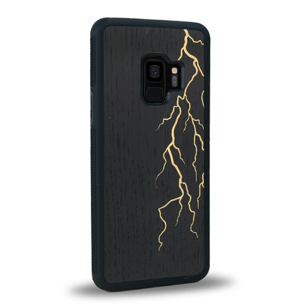 Coque de protection en bois véritable fabriquée en France pour Samsung S9+ alliant plusieurs essences de bois pour représenter un éclair divin