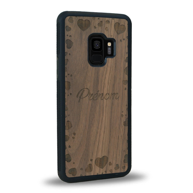 Coque de protection en bois véritable fabriquée en France pour Samsung S9+ sur le thème de la fête des mères avec un motif représentant des coeurs et des feuilles