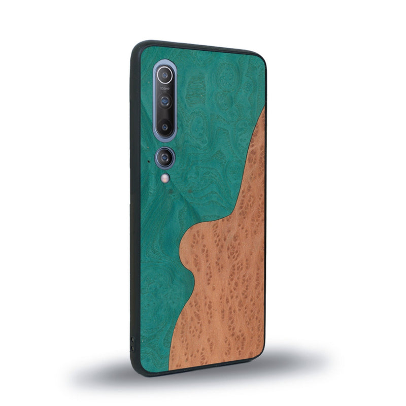 Coque de protection en bois véritable fabriquée en France pour Xiaomi Mi 10 alliant plusieurs essences de bois pour représenter une plage paradisiaque