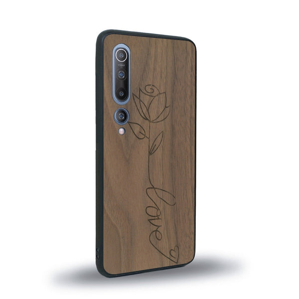 Coque de protection en bois véritable fabriquée en France pour Xiaomi Mi 10 sur le thème de la fête des mères avec un motif représentant une fleur dont la tige forme le mot "love"