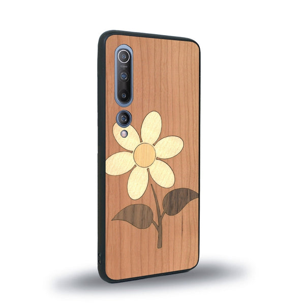 Coque de protection en bois véritable fabriquée en France pour Xiaomi Mi 10 alliant plusieurs essences de bois pour représenter une marguerite