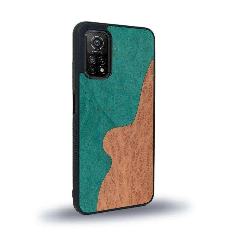 Coque de protection en bois véritable fabriquée en France pour Xiaomi Mi 10 Lite alliant plusieurs essences de bois pour représenter une plage paradisiaque