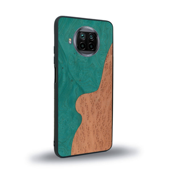 Coque de protection en bois véritable fabriquée en France pour Xiaomi Mi 10T Lite alliant plusieurs essences de bois pour représenter une plage paradisiaque