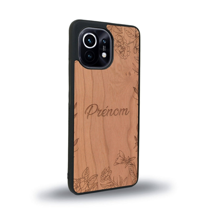 Coque de protection en bois véritable fabriquée en France pour Xiaomi Mi 11 sur le thème de la fête des mères avec un motif représentant des fleurs et des feuilles